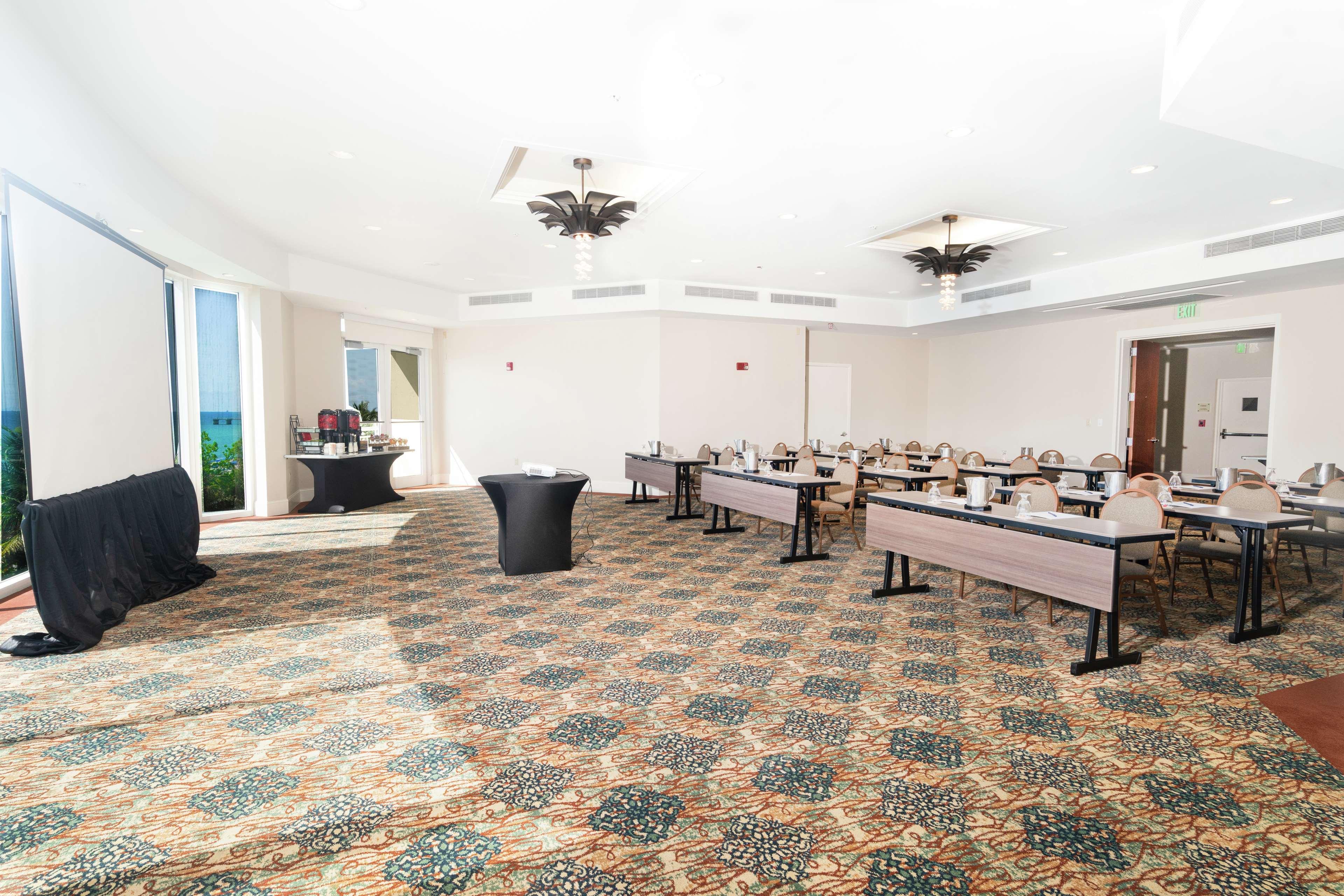 Doubletree By Hilton Ocean Point Resort - North Miami Beach Санни Айлес Экстерьер фото