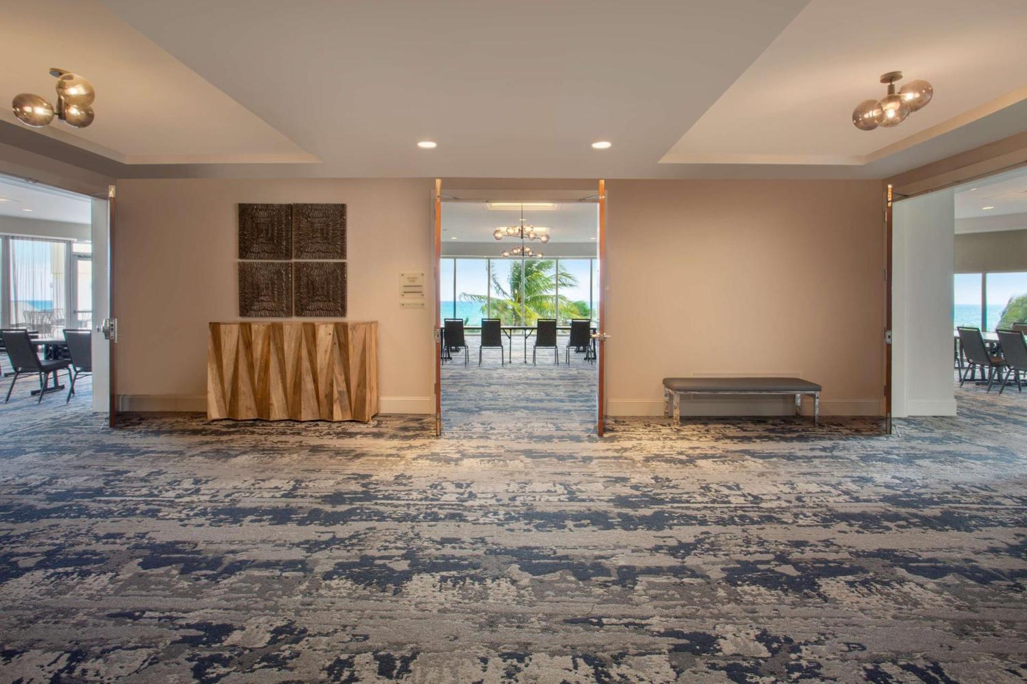 Doubletree By Hilton Ocean Point Resort - North Miami Beach Санни Айлес Экстерьер фото